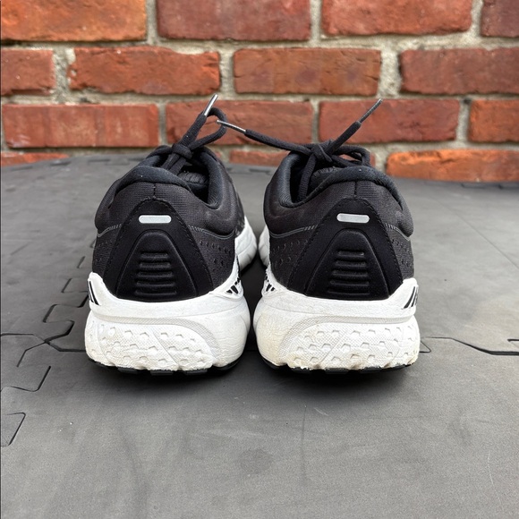 Brooks Men's Black and White Athletic Shoes size 12.5 - Picture 6 of 8